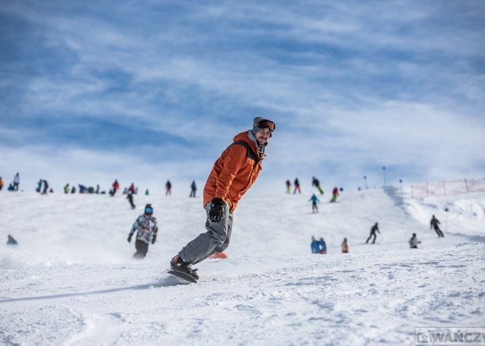 jazda na snowboardzie w alpejskim snowparku