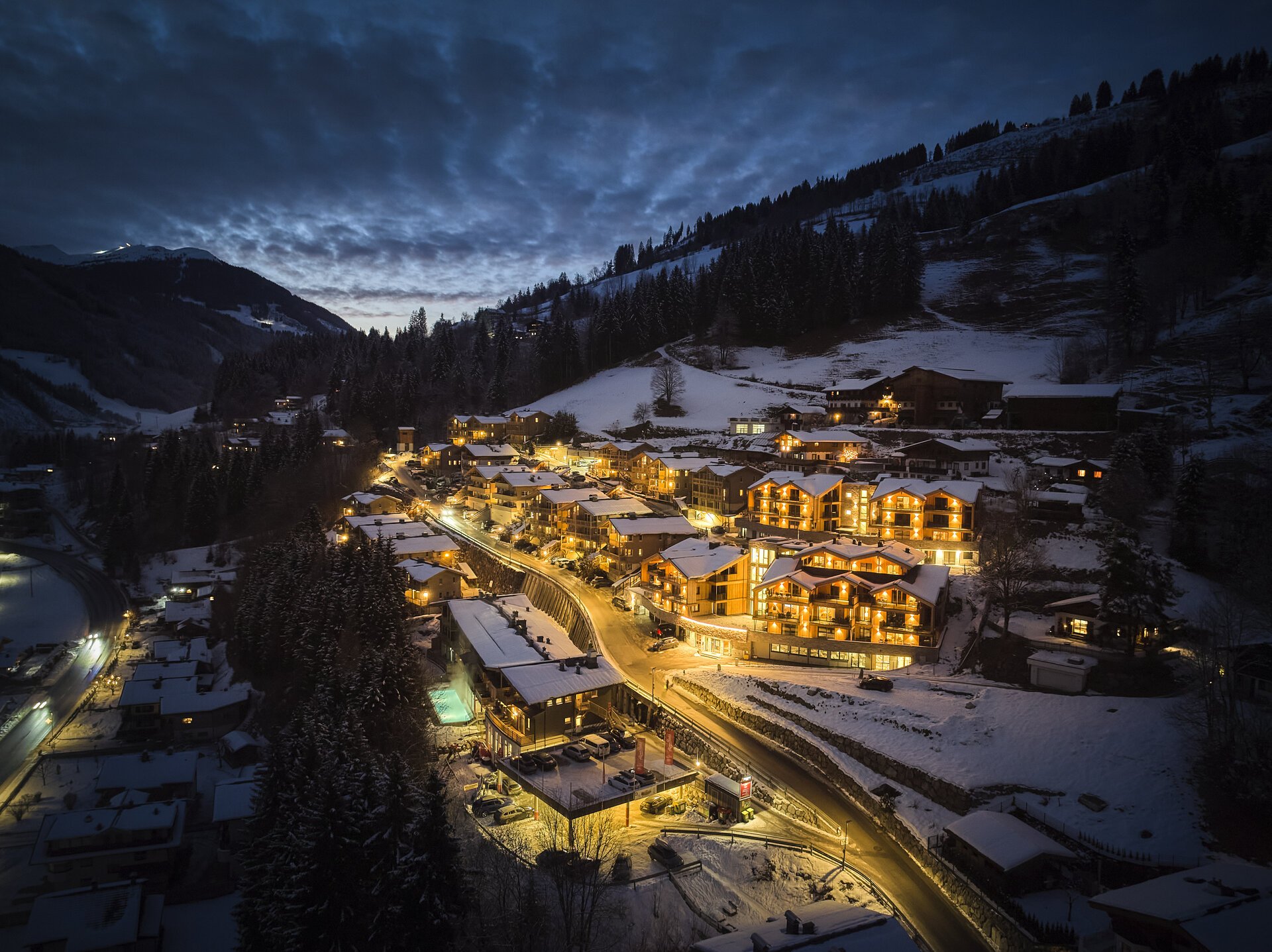 Widok na domki nocą_alpenparks-rehrenberg.jpg