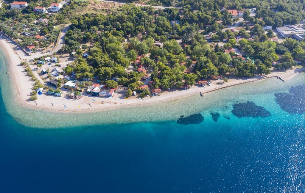 Domek Bianca- widok z góry na umiejscowienie tuż nad brzegiem morza.jpg