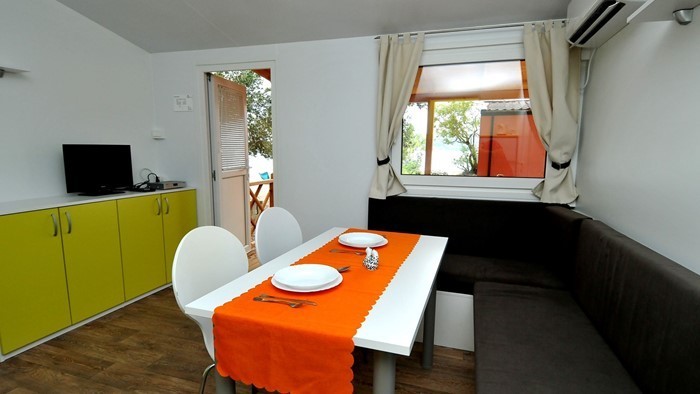 Domek Anya - częściowy widok na morze, salon i kuchnia.jpg