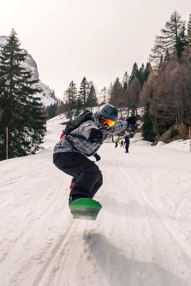 jazda na snowboardzie w ośrodku narciarskim Niederau w Austrii